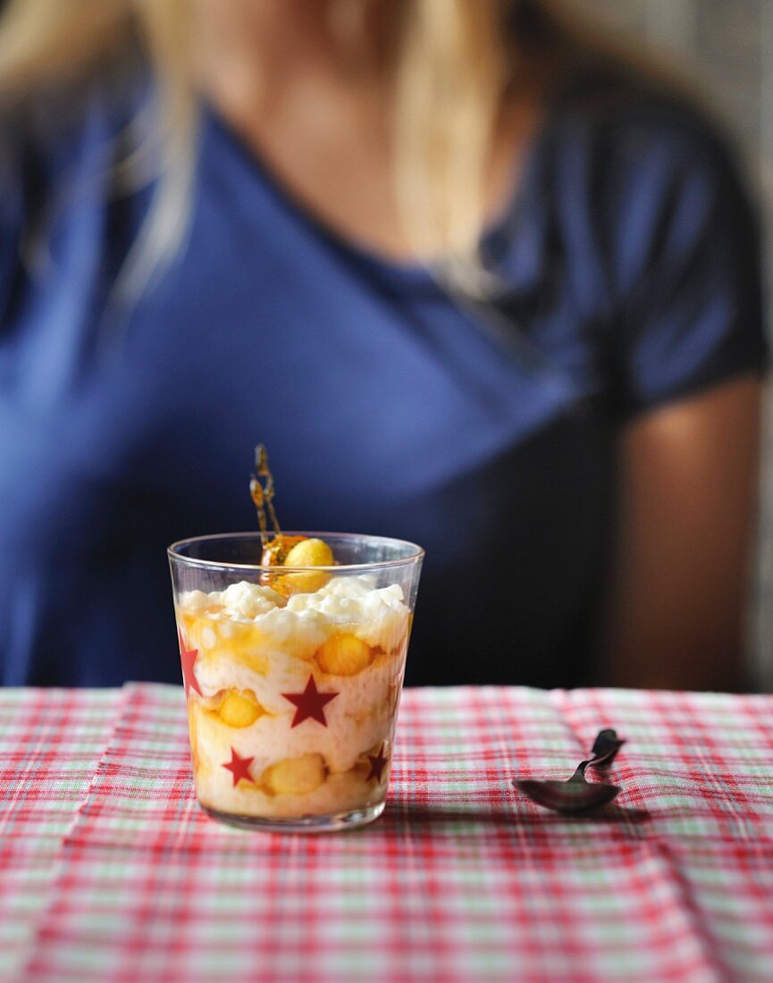 Milchreis mit karamellisierten Apfelbällchen