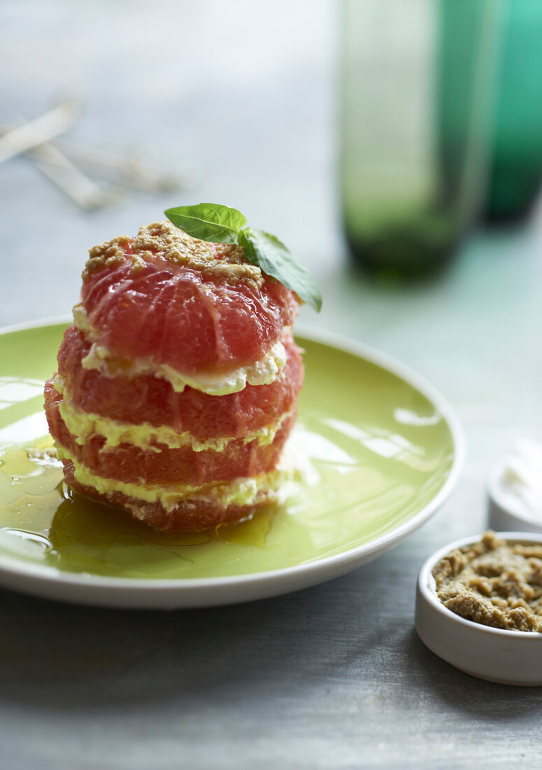 Grapefruit-Millefeuille mit Ziegenfrischkäsemousse und grüner Tapenade