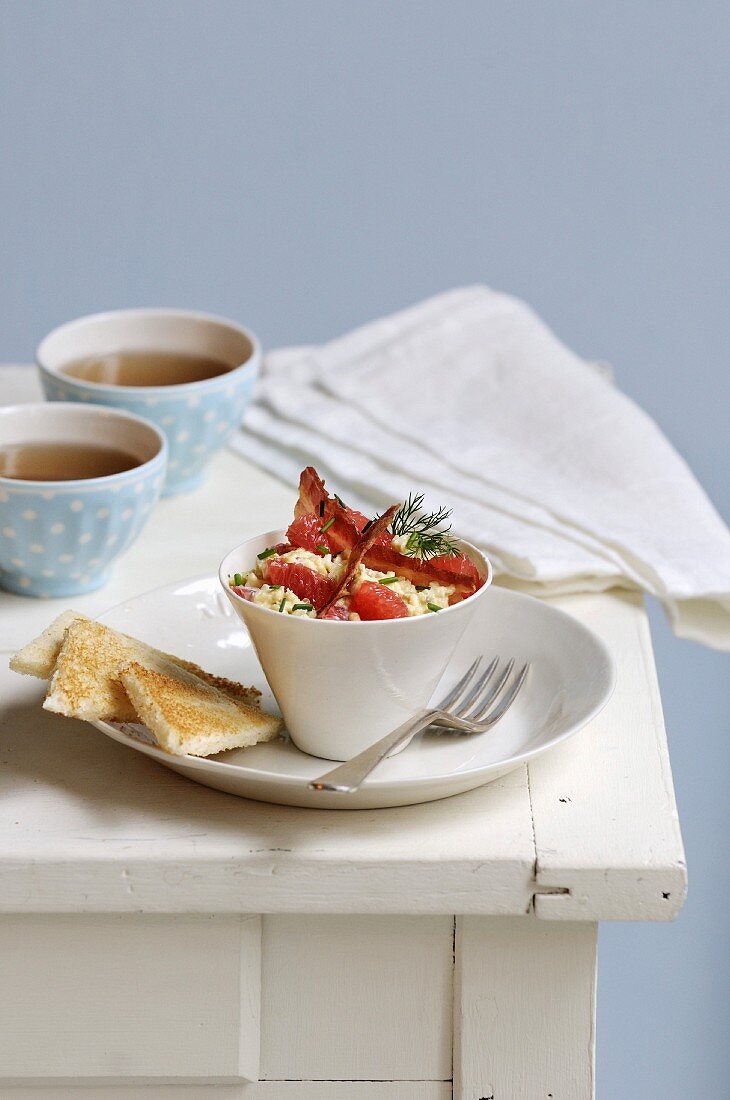 Grapefruit scrambled eggs and bacon chips