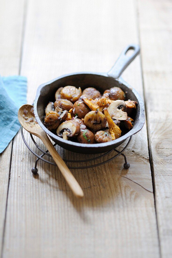 Pan-fried chestnuts-mushrooms
