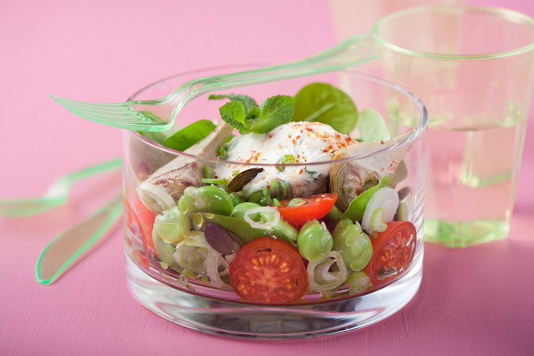Salat mit Saubohnen, Artischocken, Tomaten und Seeteufel