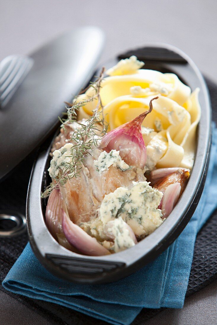 Rabbit with blue cheese, red shallots and tagliatelles