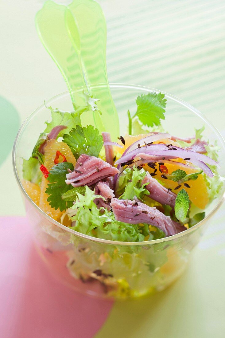 Salat mit Thunfischstreifen, Orangen, frischen Kräutern und Kümmel