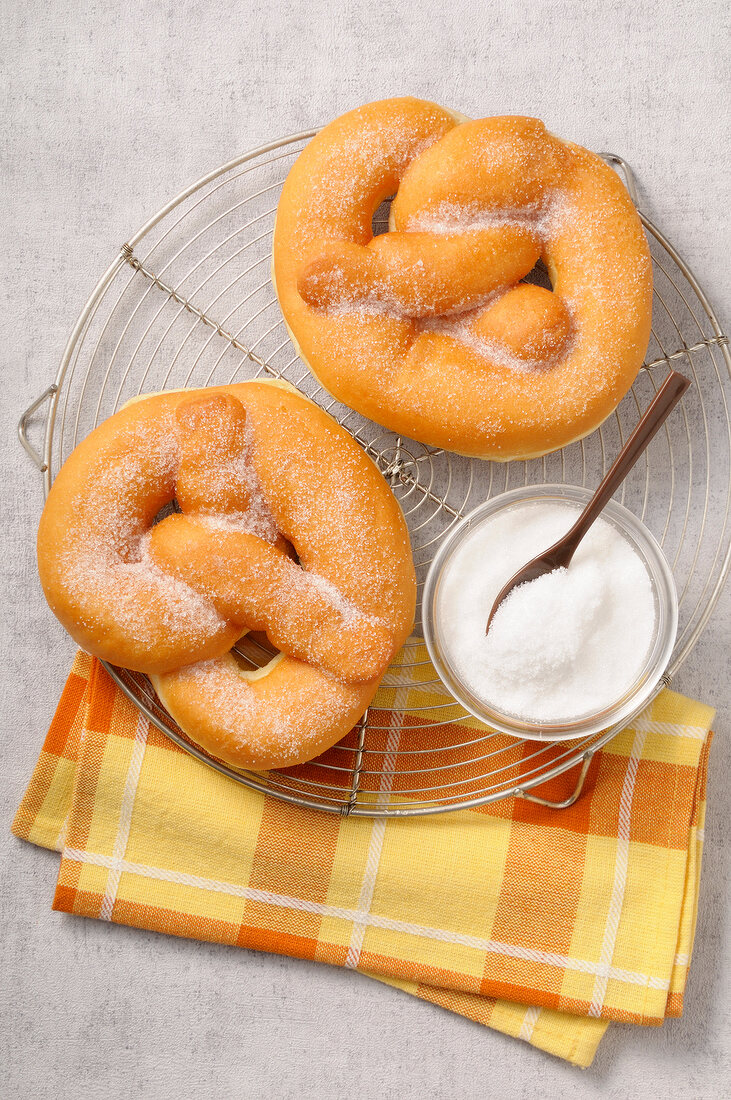 Bretzel-shaped sugar fritters