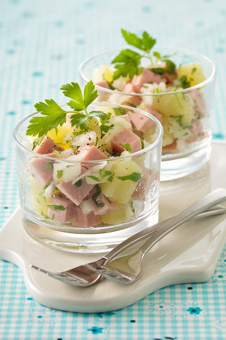 Kartoffelsalat mit Zervelatwurst in Gläschen