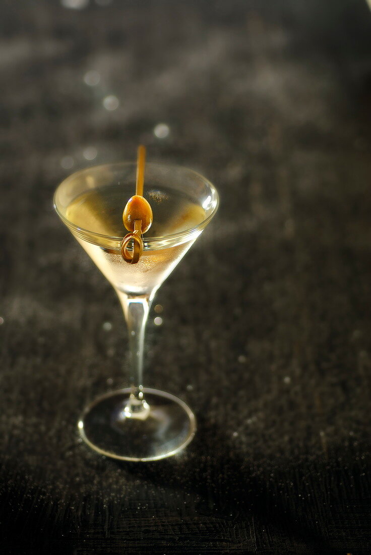 Ein Glas Wodka-Martini mit Olive