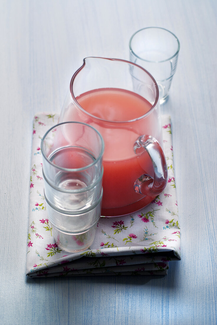 Glaskrug mit Birnen-Himbeer-Saft