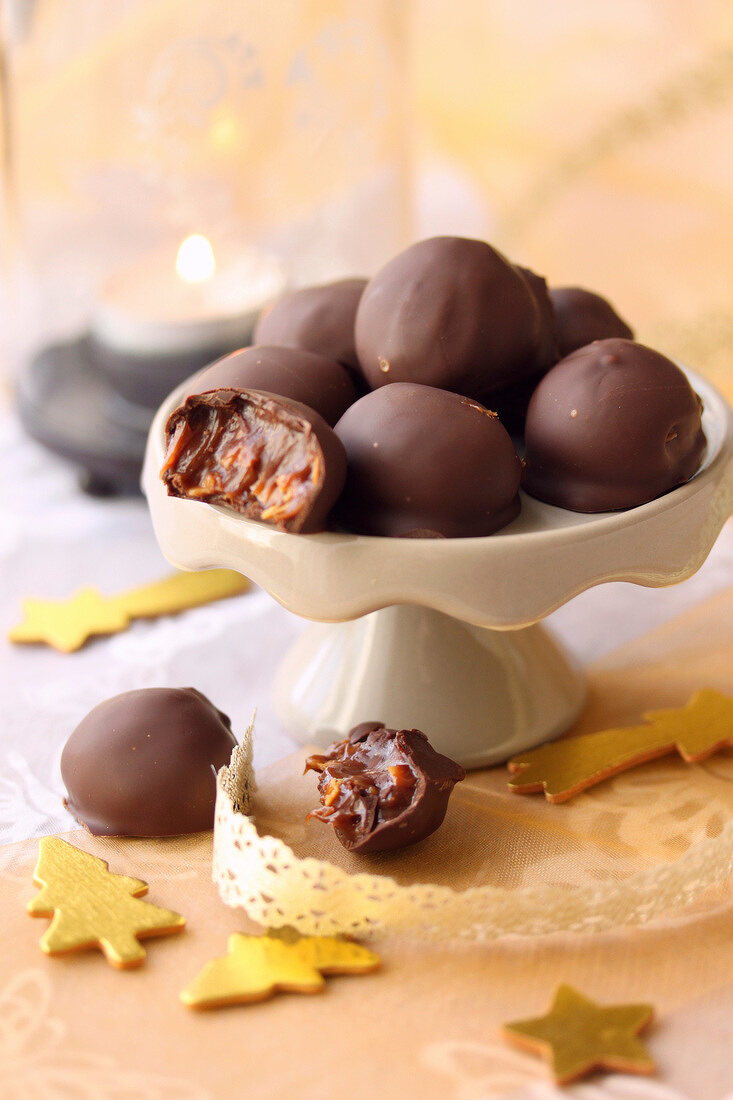Schokoladenkonfekt mit bretonischer Salzkaramell-Creme und Haselnüssen