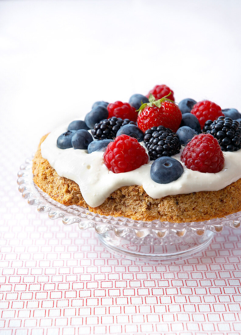 Cremige Kokos-Pavlova mit Sommerbeeren