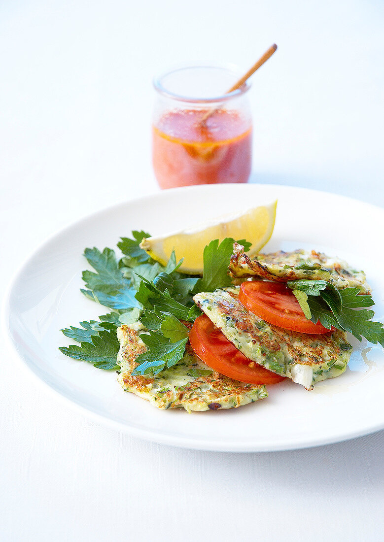 Rösti aus Kartoffeln, jungem Lauch und Frühlingszwiebeln mit Petersilie und Tomaten