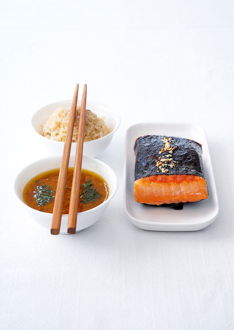 Im Maki-Stil zubereitetes Lachsfilet mit Reis und süß-scharfer Sauce