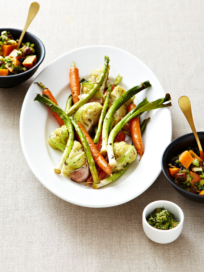 Gemüseteller mit Salsa verde und Süsskartoffelsalat