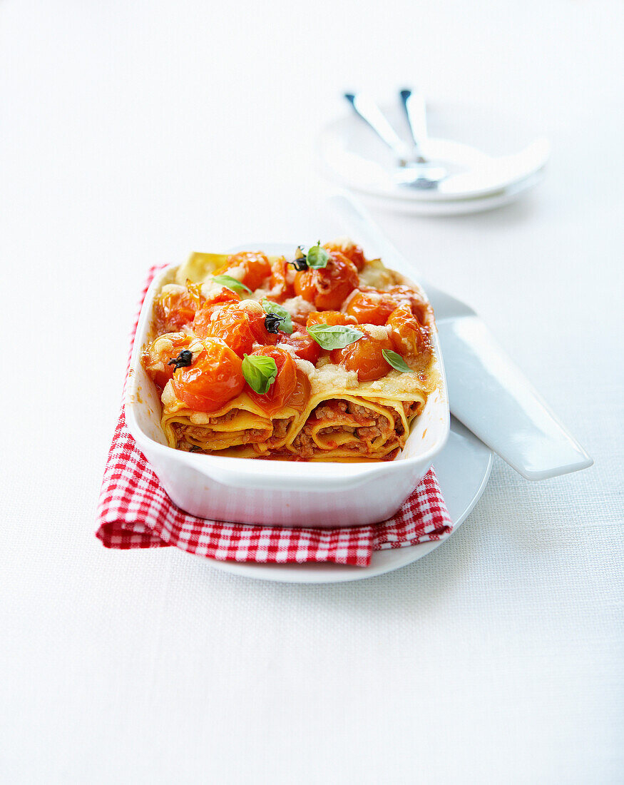 Gerollte Lasagne mit Kirschtomaten und Mozzarella