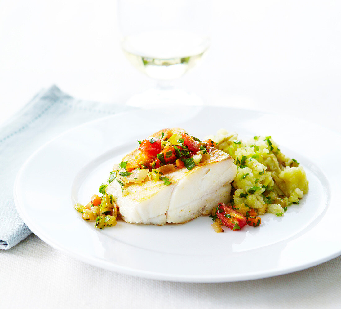 Piece of cod with southern vegetables, mashed potatoes with olive oil