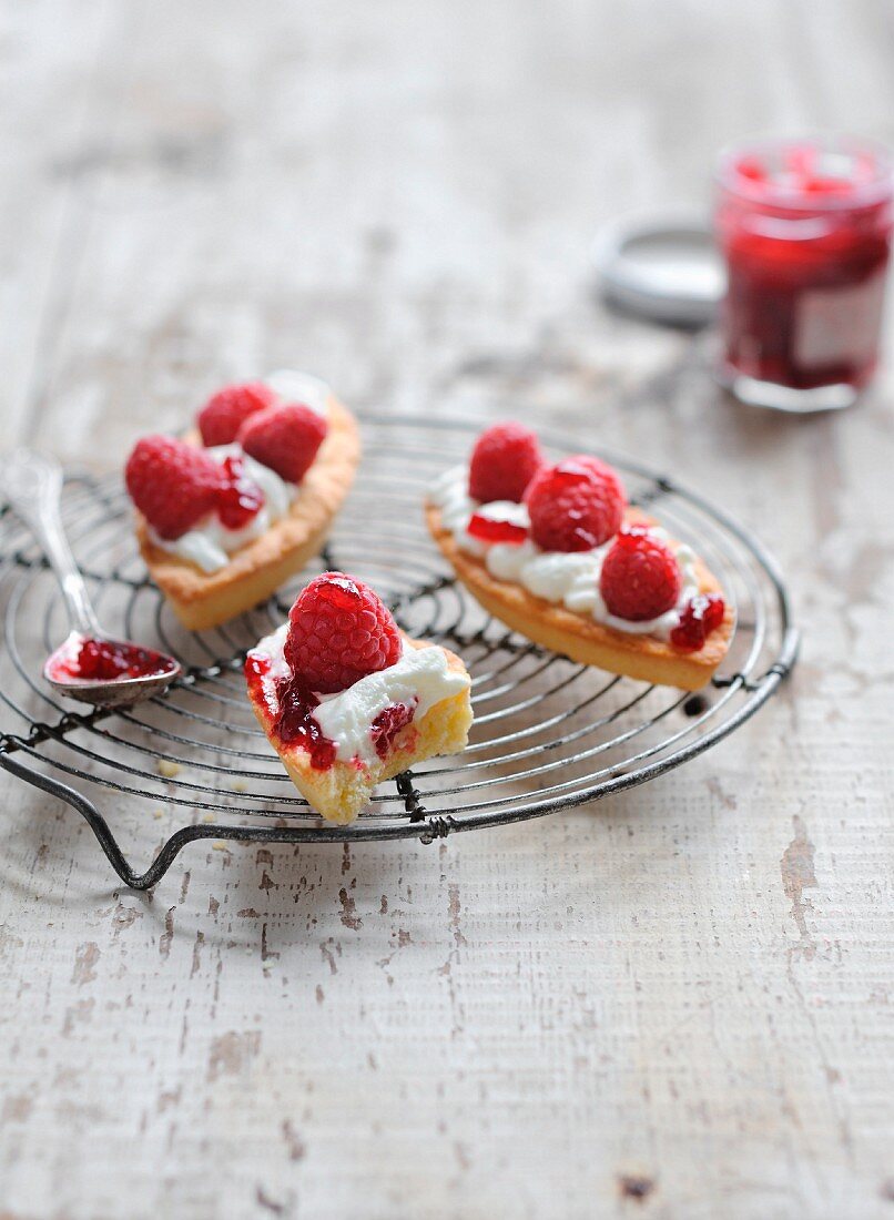 Petit-suisse mousse and raspberry boats