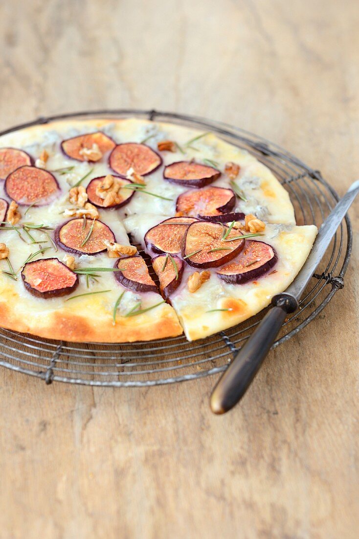 Fig and walnut pizza