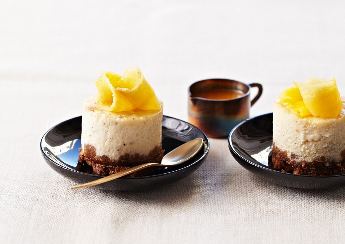 Mango-Cheesecake und Passionsfruchtsauce