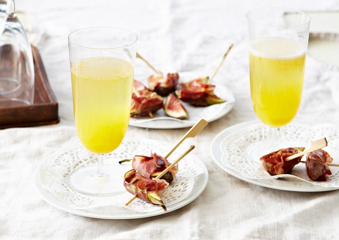 Fig,pear and raw ham brochettes,lemon cocktail