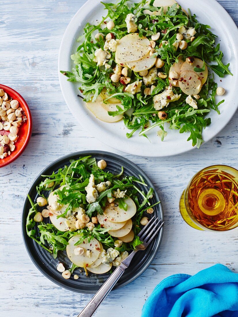 Rucolasalat mit schwarzem Rettich, Blauschimmelkäse und Haselnüssen (vegetarisch)