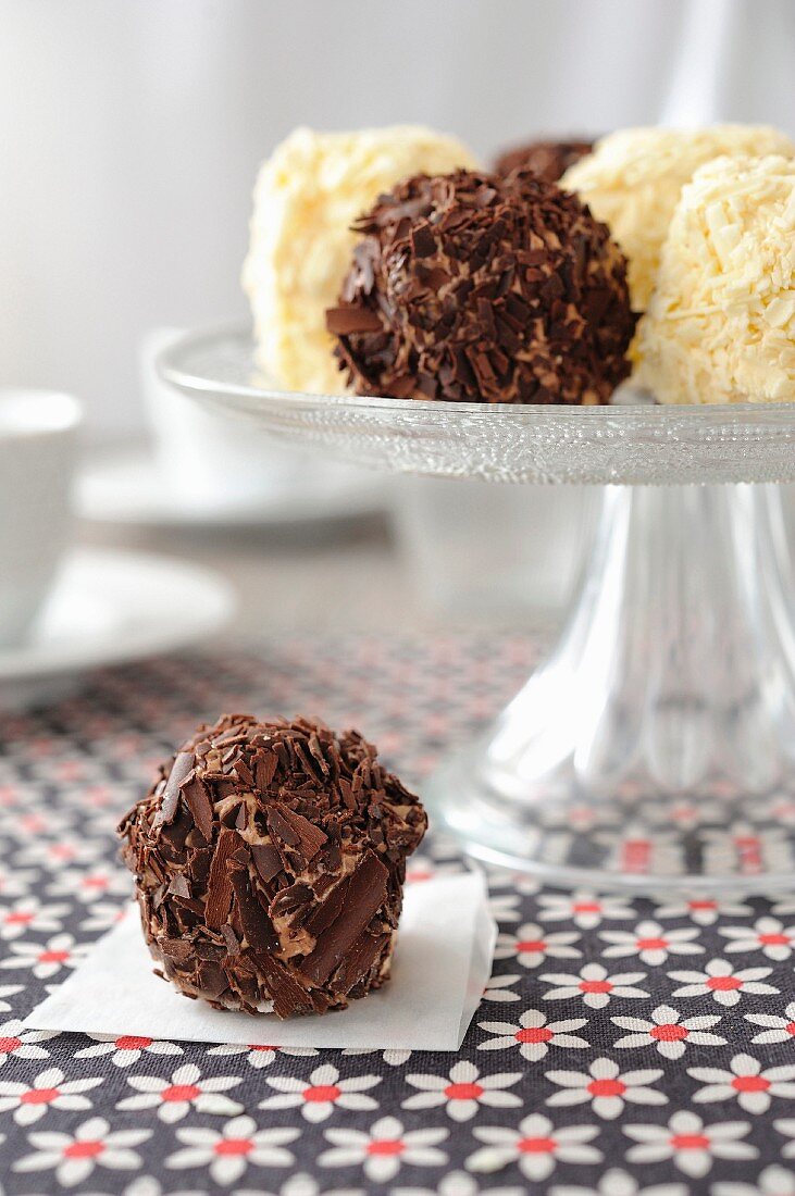 Mini merveilleux (Belgian meringue cakes) à la chocolate truffles