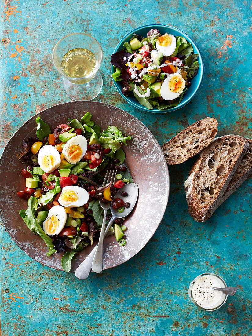 Salat mit schwarzen Bohnen, Avocado und Ei (vegetarisch)
