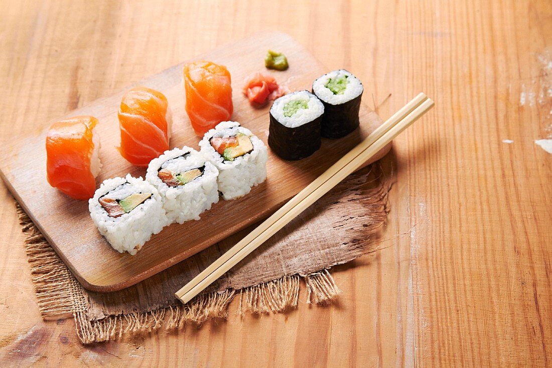 Nigiri-Sushi mit Lachs und verschiedene Maki-Sushi