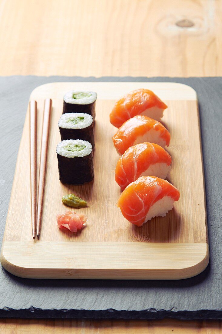 Nigiri-Sushi mit Lachs und Maki-Sushi mit Gurke