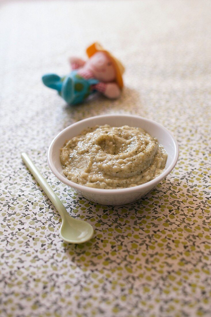 Baby's mixed pureed zucchinis and pasta