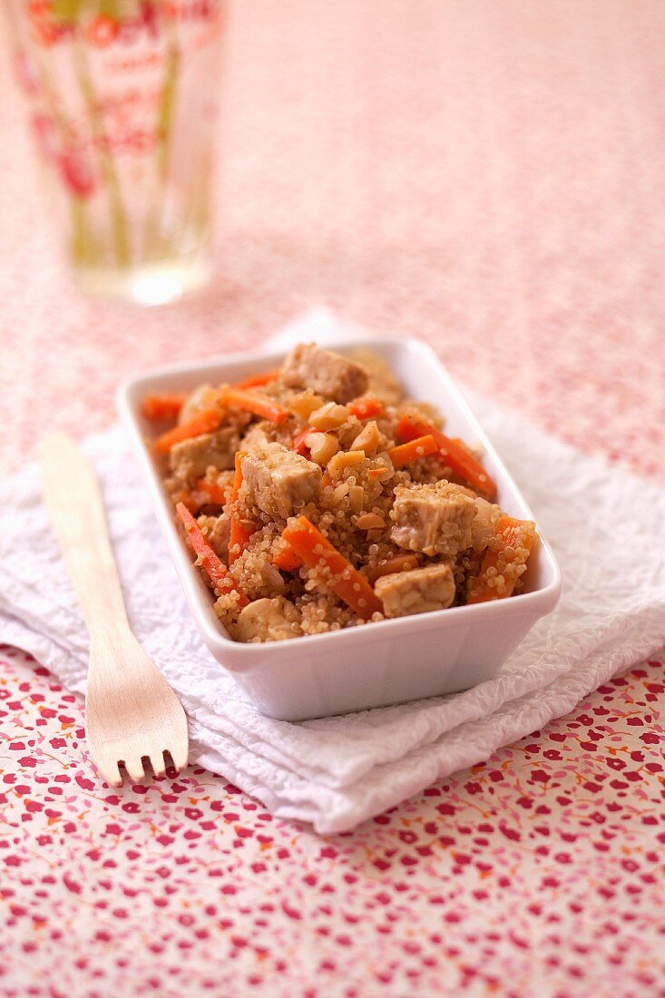 Quinoa-Salat mit Tempeh, Karotten und Orange