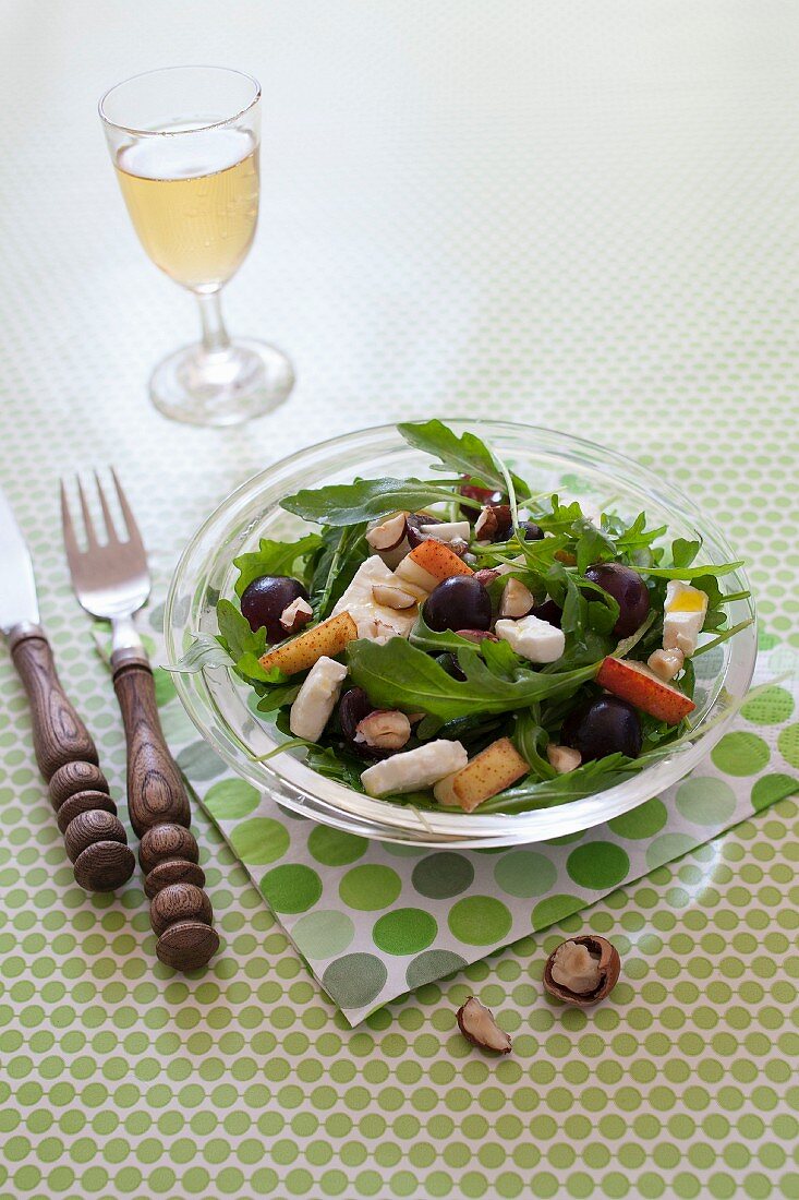 Rucola-Salat mit Birne, Trauben und Feta