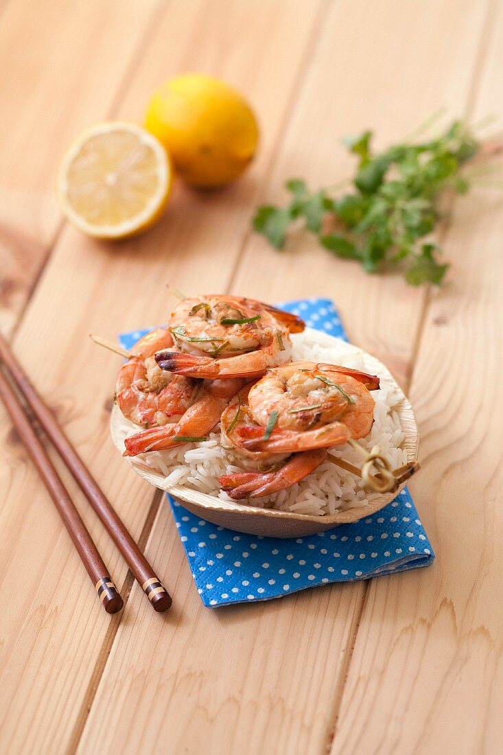 Prawn skewers with lemon, ginger and coconut oil