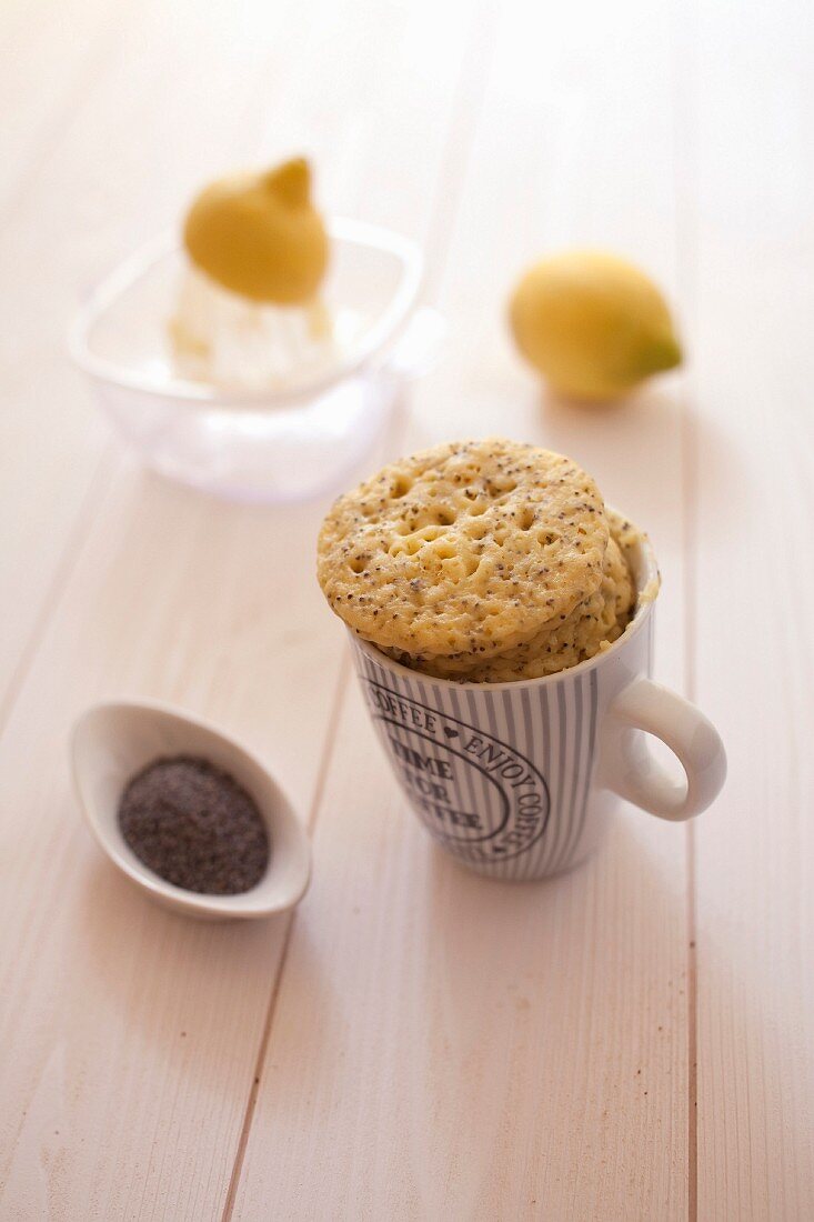 Lemon and poppyseed mugcake