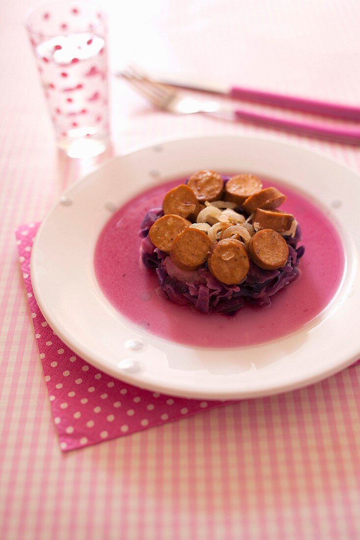 Red cabbage with pears and soy sausages