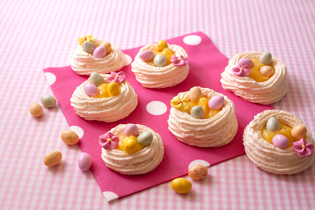 Baiser-Nestchen mit Lemon Curd zu Ostern