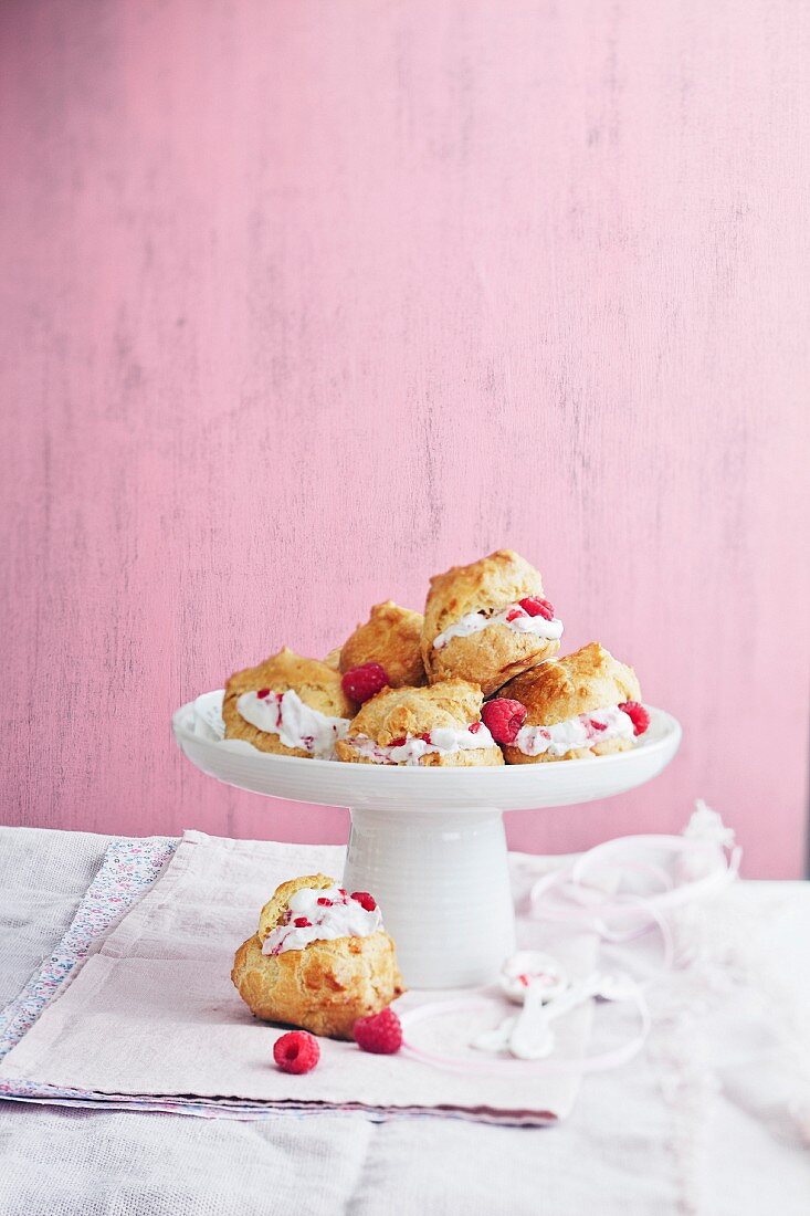 Windbeutel mit Sahne und Himbeeren