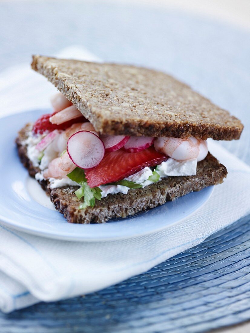 Schwarzbrot-Sandwich mit Garnelen, Radieschen und Erdbeeren