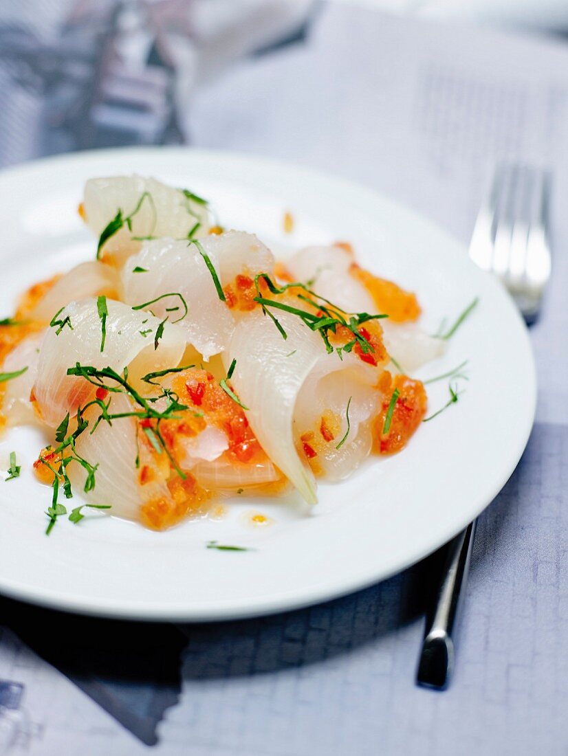 Petersfisch-Sashimi, Thai-Sauce und Pickled Onions