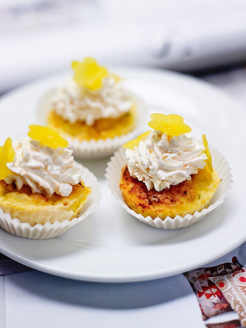 Garnelen-Cupcakes mit Raifort-Käsesahne und Blume aus gelben Möhren