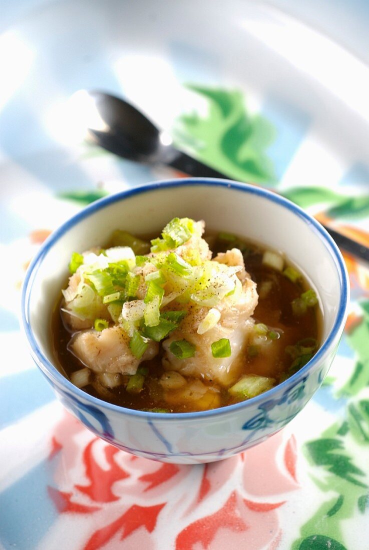 Fischsuppe mit Nuoc-Mam-Fischsauce und Tamarinde