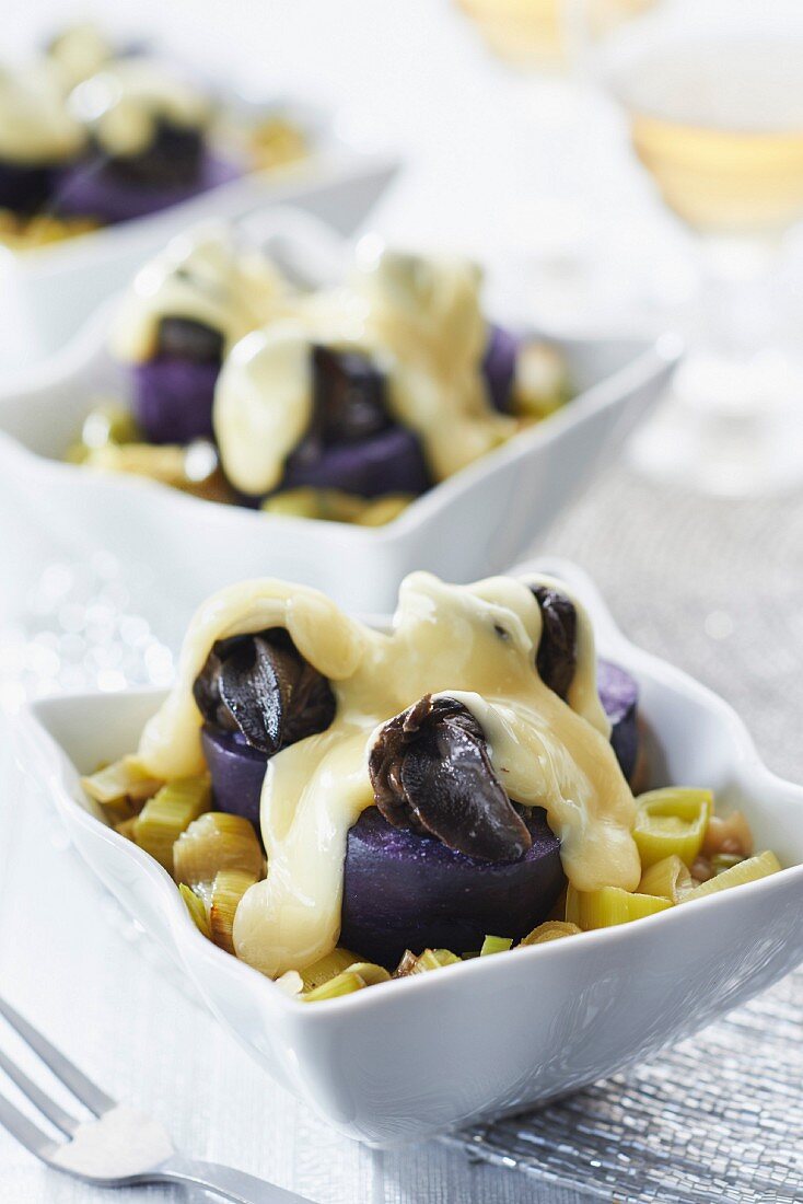 Violette Kartoffel der Sorte Bleue de la Manche, Lauchgemüse und Schnecken mit Camembertsauce