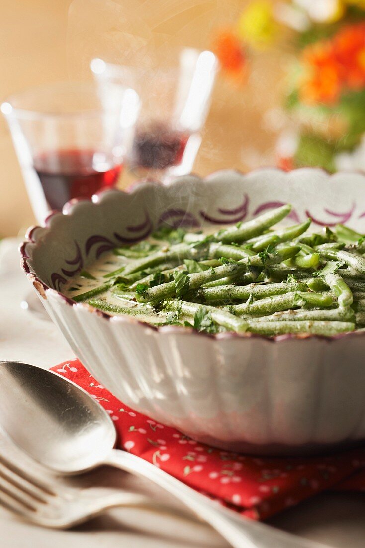 Green beans in creamy parsley sauce