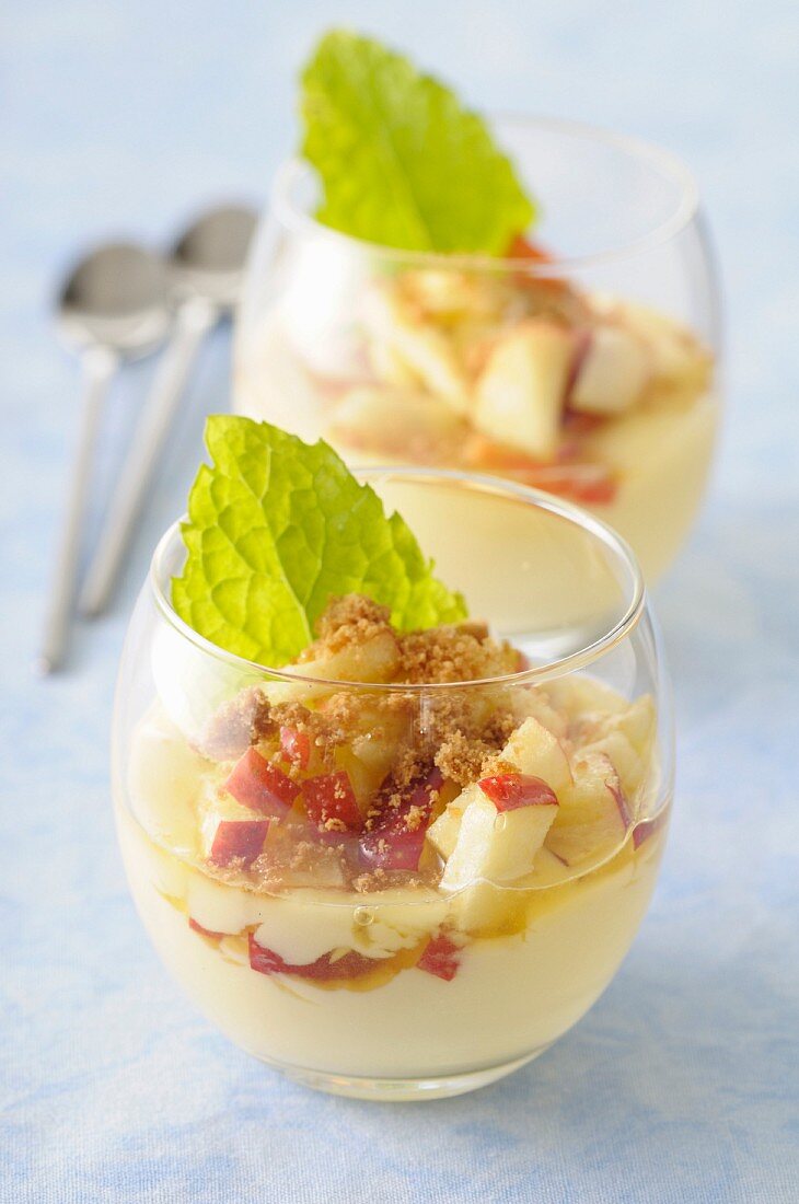 Panna Cotta mit Vanille und Apfel