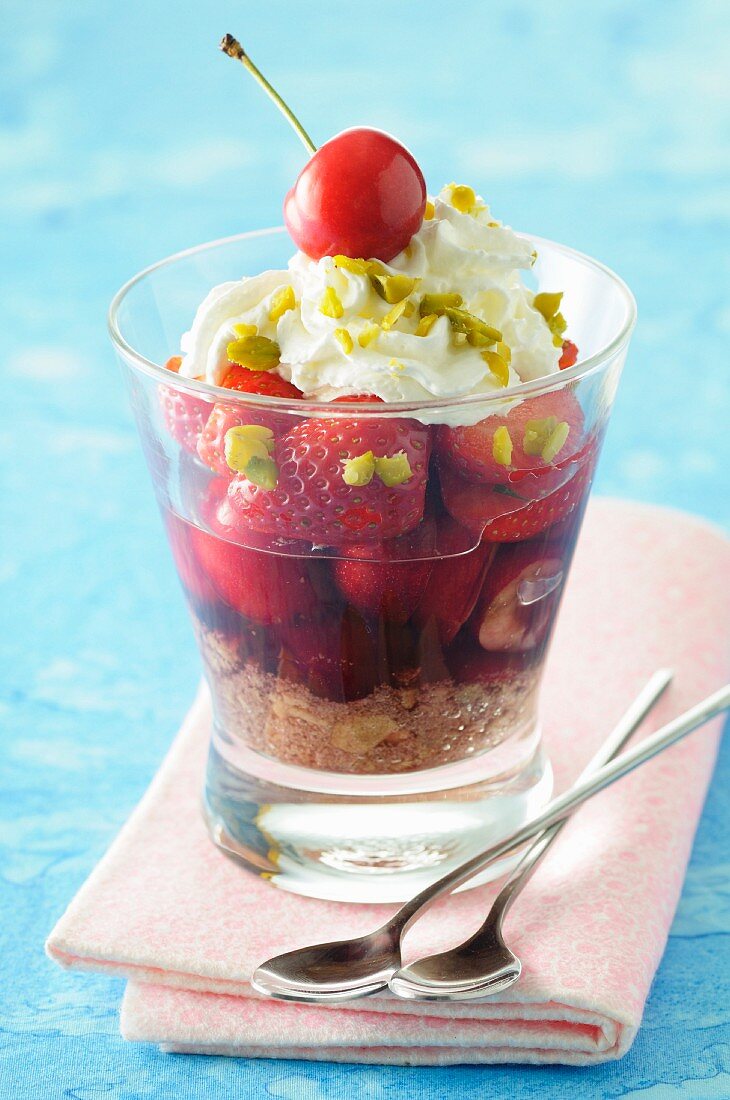 Trifle mit Kirschen und Erdbeeren