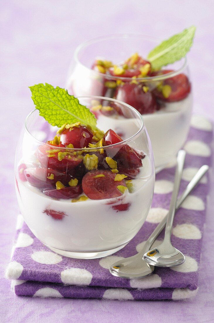 Naturjoghurt mit Kirschen und Pistazien