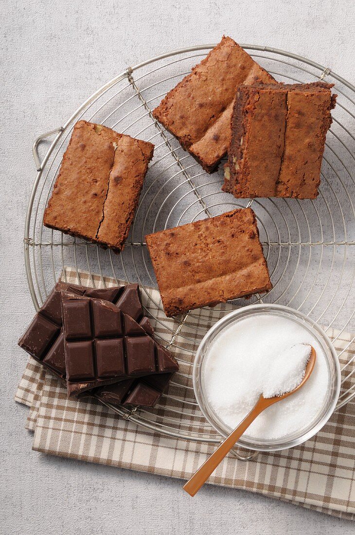 Vier Brownies, Schokolade und Zucker