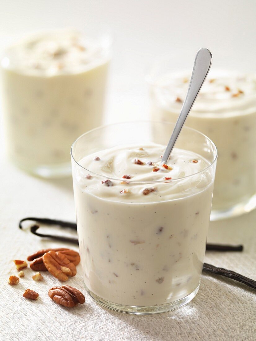 Vanilla-flavored yoghurt with dried fruit