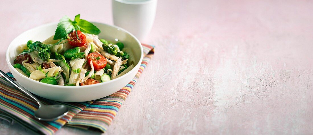 Penne mit grünem Spargel, Saubohnen und Kaninchen