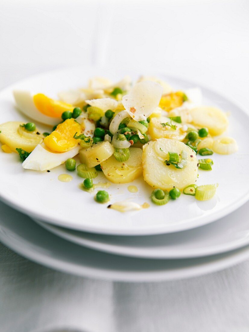 Kartoffelsalat mit Erbsen und hartgekochtem Ei