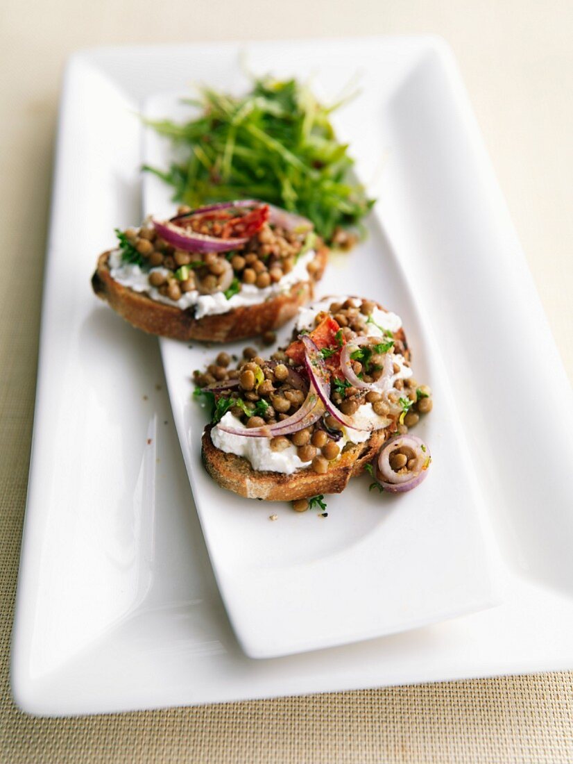 Röstbrot mit Frischkäse, Linsen und Zwiebeln