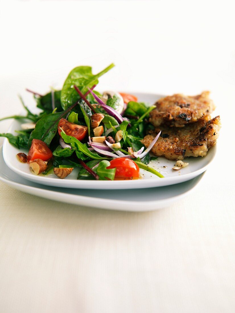 Blattsalat mit Nüssen und Quinoa-Bratlinge